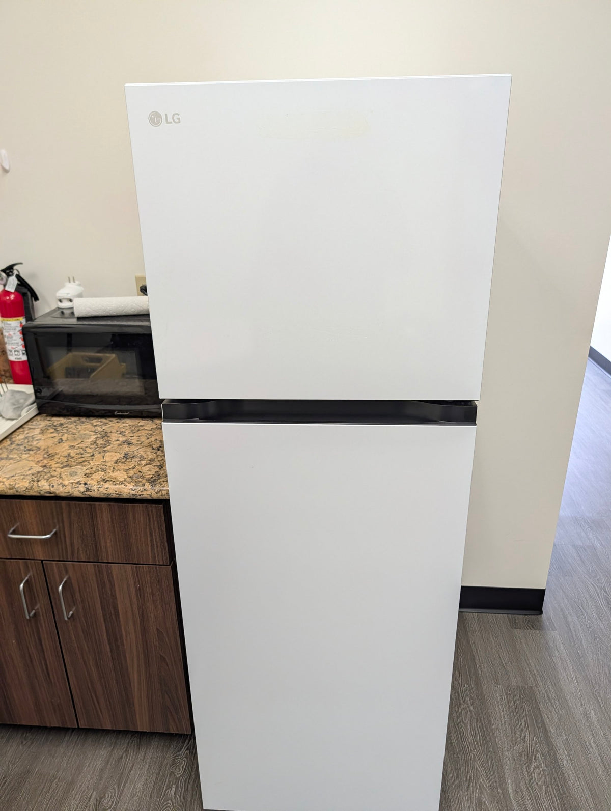 LG white top-freezer refrigerator LT09S2000W, front